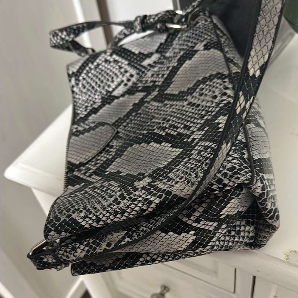 Snakeskin Patterned Handbag - Picture 3 of 3